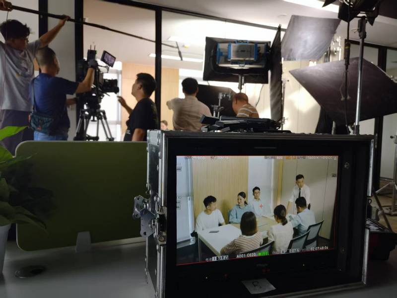 灵川县TVC拍摄公司：科技产品视觉化大师，诠释未来感与功能美学